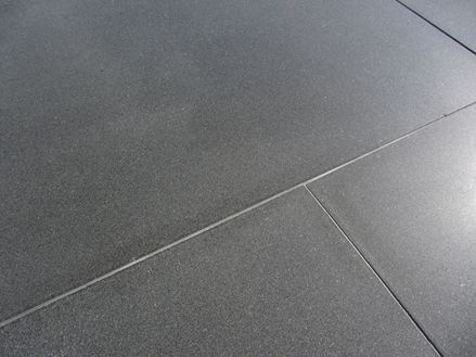 Basalt tegels Platinum Black zijdelingse ondersteuning