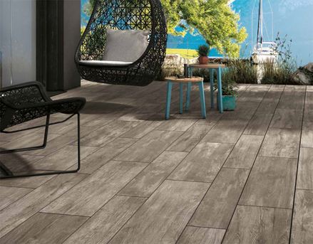 Terras met porcellanato tegels in donkere houtlook