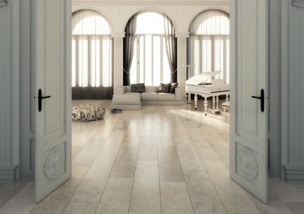 Oud gebouw met tegelvloeren en lichtgekleurde stenen tegels als vloerbedekking