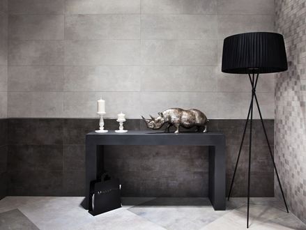 Belfort Gris betonlook tegels in een moderne entree met zwarte staande lamp