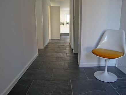 Zwarte leisteen tegels in de gang