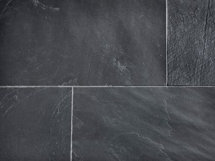 Close-up van gelegde Black Rustic leisteen in antraciet met lichtgekleurde voegen