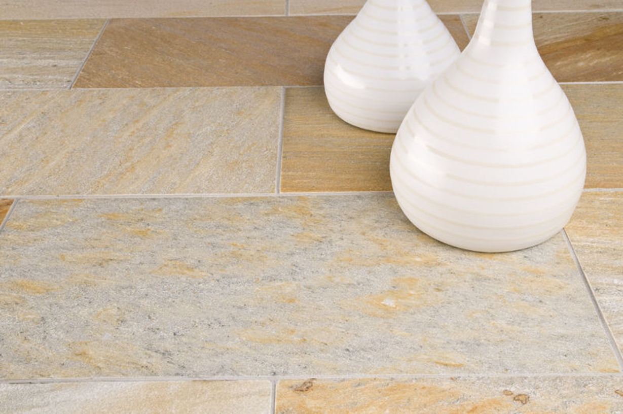 Geel kwartsiet met twee witte decoratieve vazen