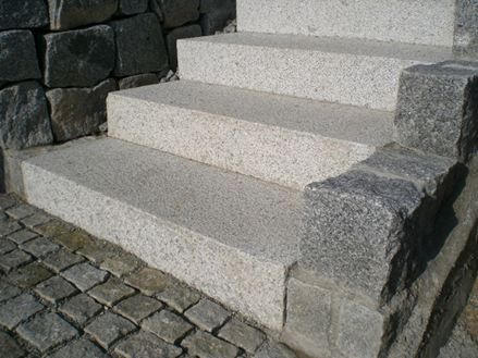 Muurblokken Sezuan Wit gebouchardeerd