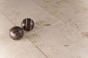 Close-up van Jura Geel kalksteen met twee decoratieve bollen