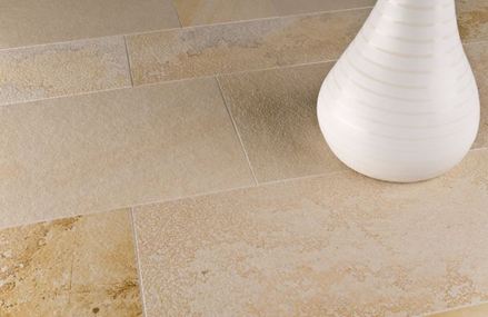 Solnhofen kalksteen met witte decoratieve vaas