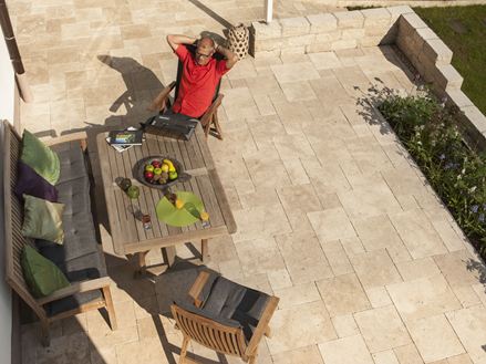 Klantenfoto Travertin-Medium-SELECT-RV-terras-vogelperspectief man-bij-de-tafel