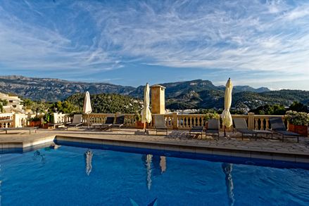 Ontspannen sfeer bij het zwembad