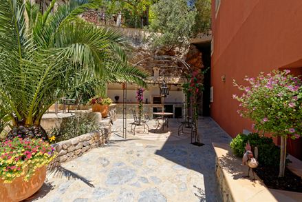 Kleurrijk vuurwerk op het zandstenen terras