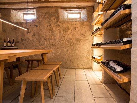 Wijnkelder met platen van Kandla Grey zandsteen