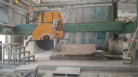 Sge XL: Massief natuursteen wordt verder bewerkt met een blokcirkelzaag