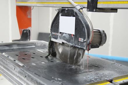 Natuursteen zagen is bijzonder precies met een natte snijtafel