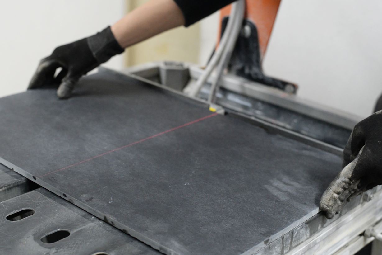 Natuursteen kan nauwkeurig worden gezaagd met een laser of meetschaal