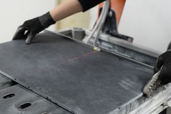Natuursteen kan nauwkeurig worden gezaagd met een laser of meetschaal
