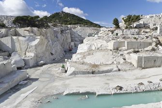 Steengroeve in de zon, een meer ervoor