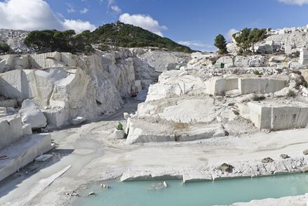 Steengroeve in de zon, een meer ervoor
