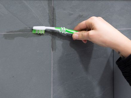 Gewrichten schoonmaken met een tandenborstel