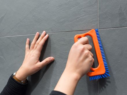 Fuginator - voegenborstel voor het reinigen van voegen
