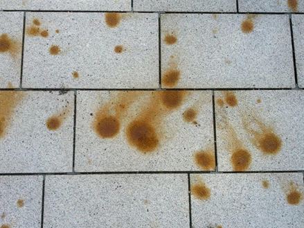 Granieten platen met chips en roestvlekken