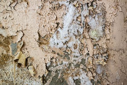 Natuursteen met ventilatieopeningen