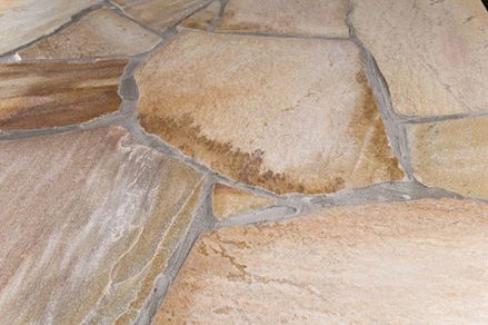 Veelhoekige tegels in beige-oranje van dichtbij gefotografeerd