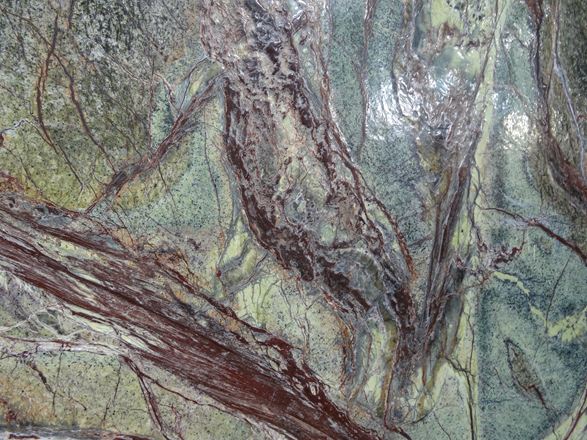 Marmer in heldere kleuren van rood tot groen