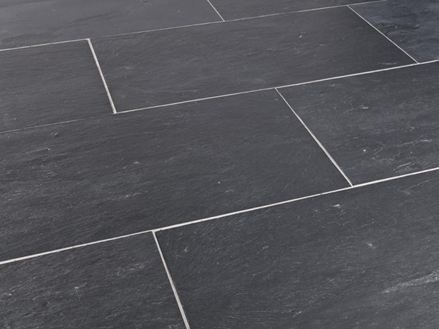 Leisteentegels met witte voegen leggen