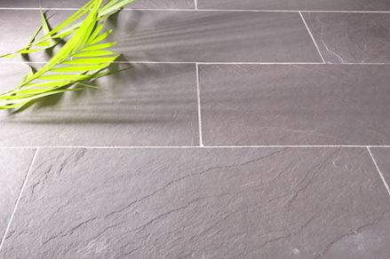 Bourgondische leisteen tegels in lichtgrijs met groene decoratie