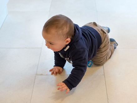 Cleopatra Light met kruipende baby