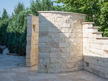 Verkoeling voor de zintuigen: buitendouche van travertin