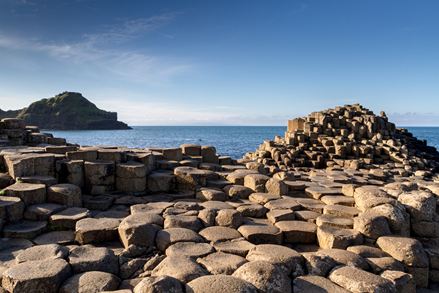Giant's Causeway basaltzuilen bij mooi weer, de zee op de achtergrond