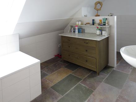 Kleurrijke leisteen in de badkamer past prachtig bij een wit interieur