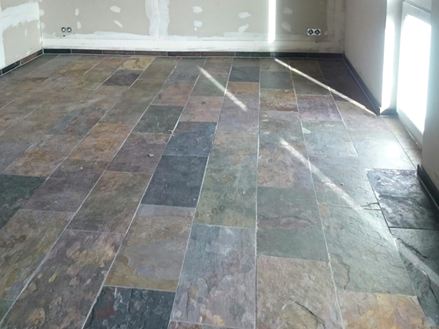 Werk in uitvoering: De gelegde leistenen vloer ontvouwt zijn effect op het gelegde oppervlak