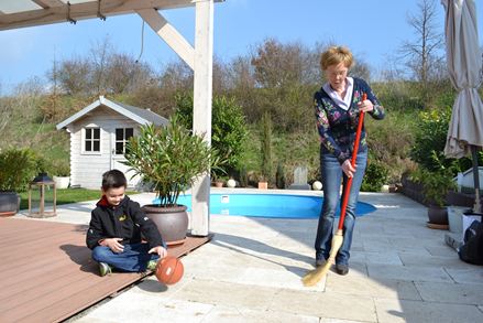 Met slechts een paar eenvoudige stappen is je natuurstenen terras weer in zomerse staat!