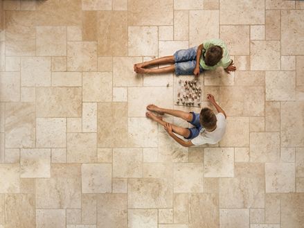 Travertin Licht in een Romeinse band met spelende kinderen