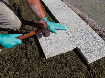 Platen worden gelegd in een korrelpatroon op steenslag draaglaag