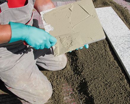 Eenkorrelige mortel op steenslag draaglaag kleine doorsnede