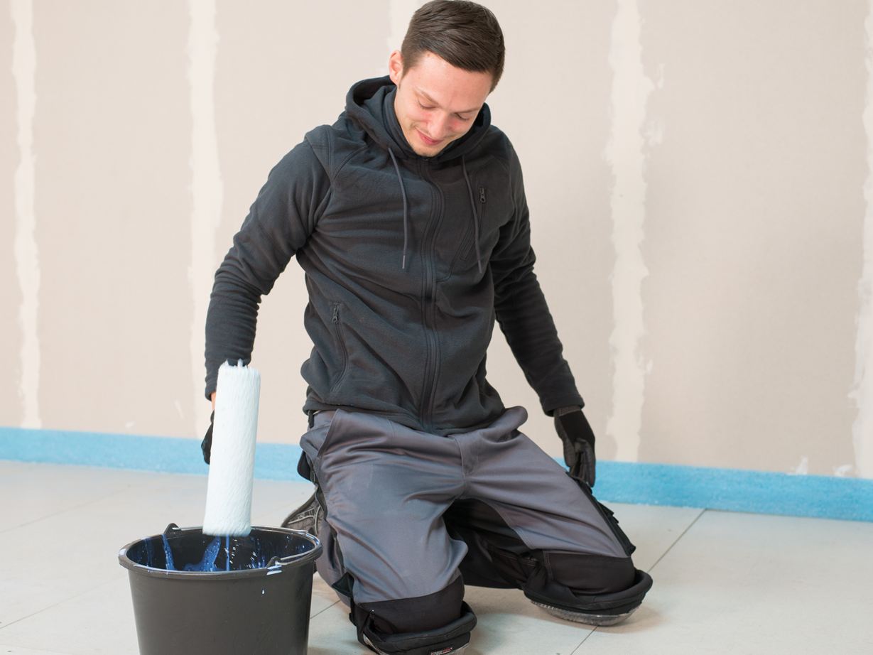 Tegelzetter strijkt de vloer glad