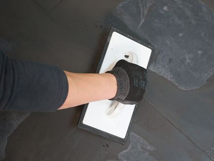 Voegen van donkere tegels zijn opgevuld