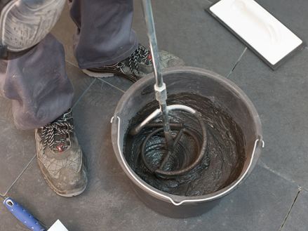 De specie wordt geroerd in een emmer