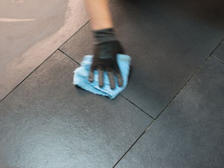 Verwijder overtollig impregneermiddel met de hand met een doek