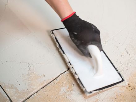 Gaten vullen in travertin