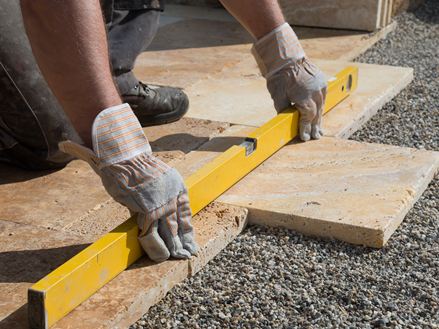 Waterpas voor het leggen van travertin platen