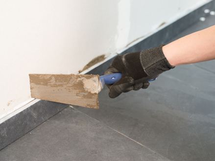 Veeg het voegmiddel weg met een spaan