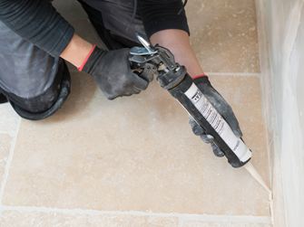 Natuursteen silicone aanbrengen met cartridge