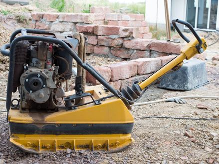 Foto van een egalisatiebord op een bouwplaats dat wordt gebruikt om de steenslag draaglaag te verdichten