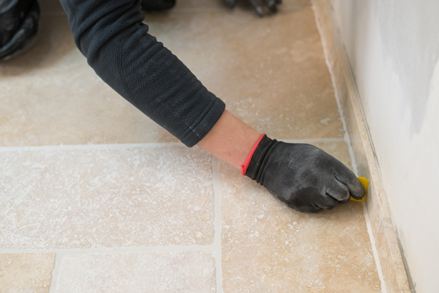 Siliconenvoeg verwijderen met voeggladmiddel