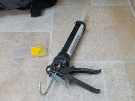 Siliconenpatroon en voegmiddel op een travertin vloer