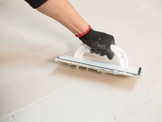 Met Ã©Ã©n hand een travertijnen vloer voegen