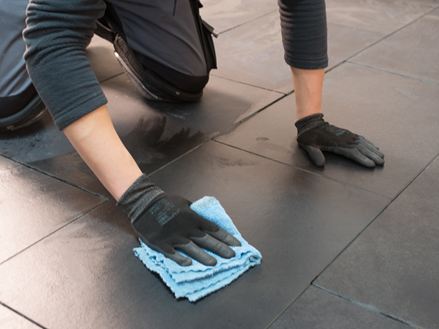 Veeg overtollig impregneermiddel af met een doek